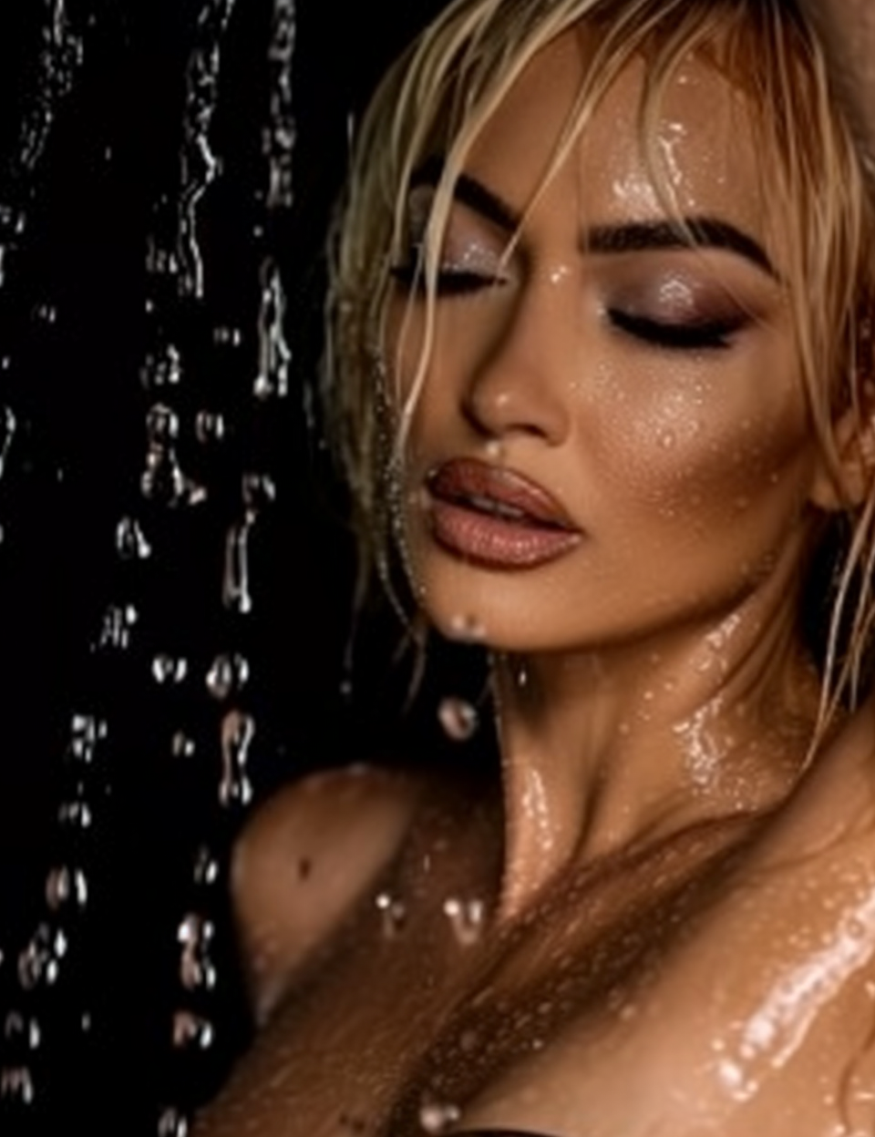Reallynotsurennnjjjjjjkj Close Up Of Amber Rose In The Rain Loo Cd85aa62 Fbbe 4f3c A184 3f86f308749f